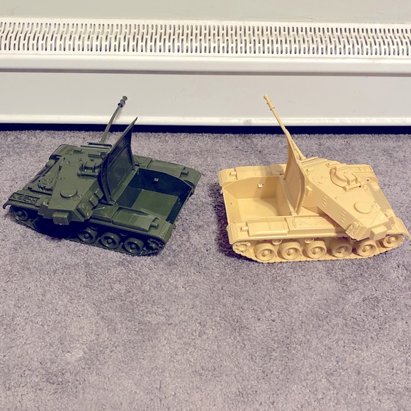 Model Tank Set - Picture 4 of 4